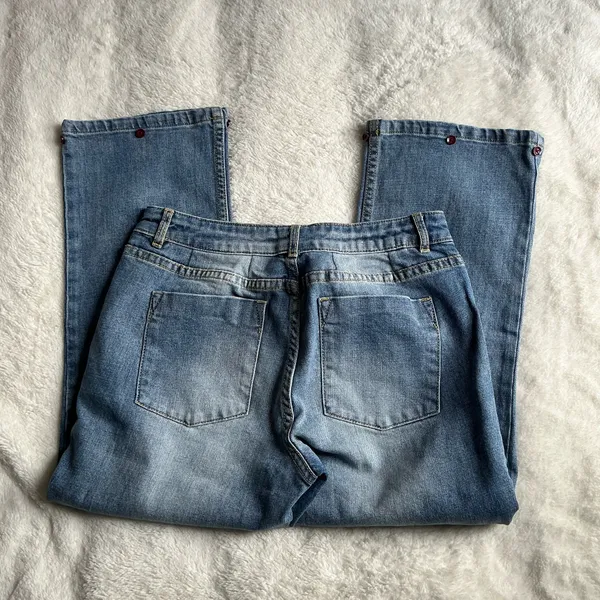 Alice + Olivia cropped denim capris - Image 4