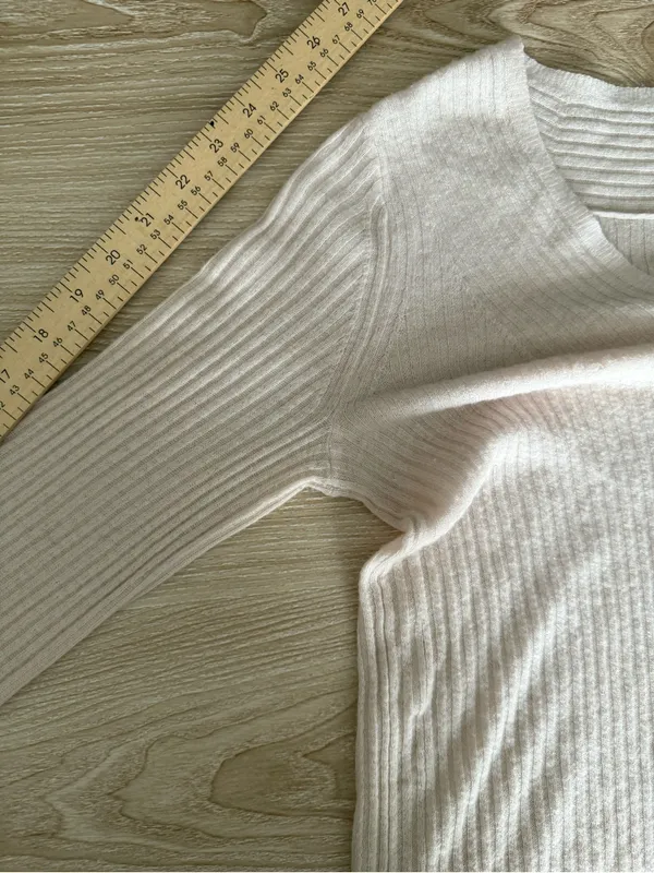 Vince‎ Medium V-neck ribbed wool cashmere blend sweater cream beige sheer - Image 8