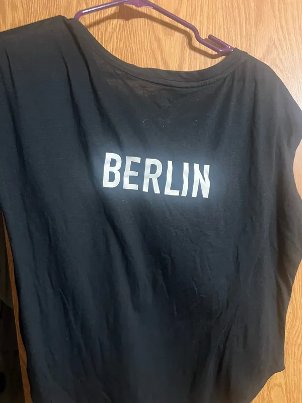 Women’s Nike size med Berlin shirt - Image 2
