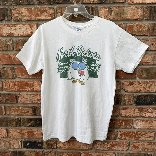 Brisco NEW North Dakota Graphic Tee Knows How To Lick Size Medium - Image 7