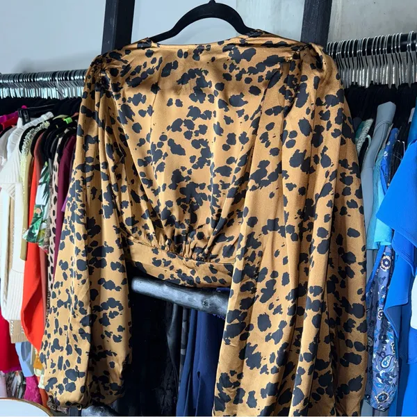 Windsor Chic Look Leopard Print Satin Puff Sleeve Crop Top Medium New NWT - Image 11