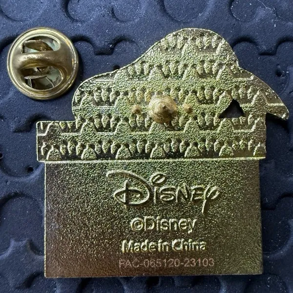 Disney parks Loungefly Donald Duck Present 2023 trading pin - Image 3
