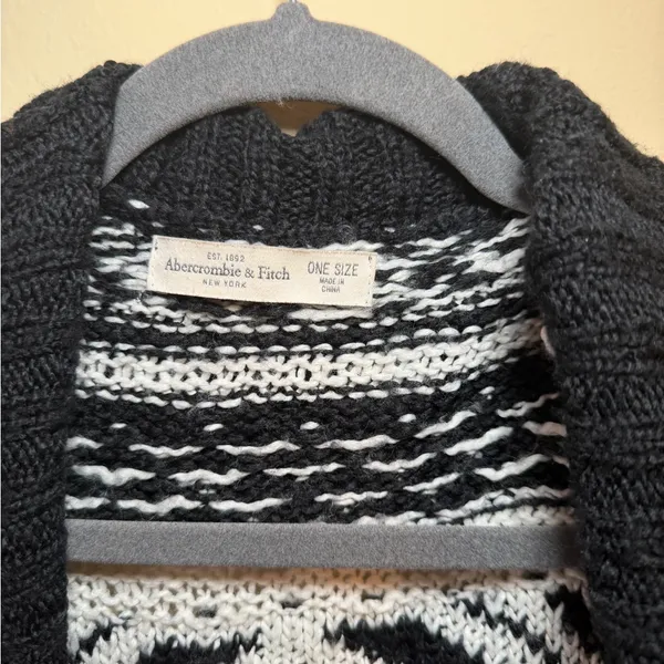 Abercrombie & Fitch Monochrome Patterned Cardigan - Image 3
