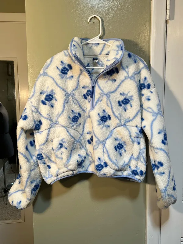 Old Navy Women’s Sz Medium Sherpa Quarter Zip Sweatshirt White Blue Floral Print - Image 2