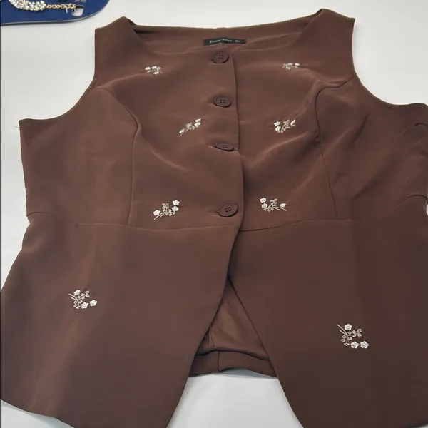 Sleeveless Brown Embroidered Button - Image 15