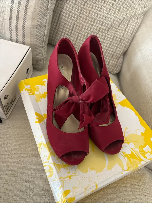 Ann Marino Burgundy Peep-Toe Bow High Heels - Image 3