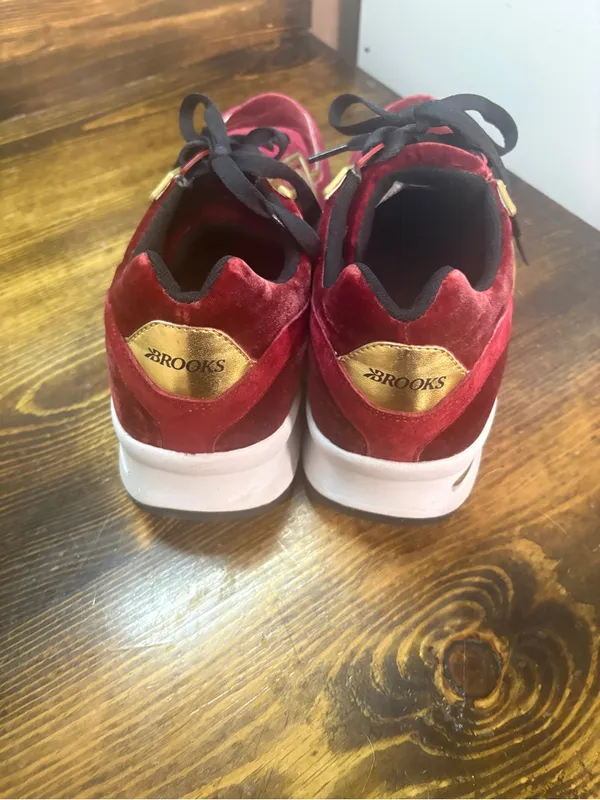 Brooks burgundy sneakers size 9.5 - Image 7
