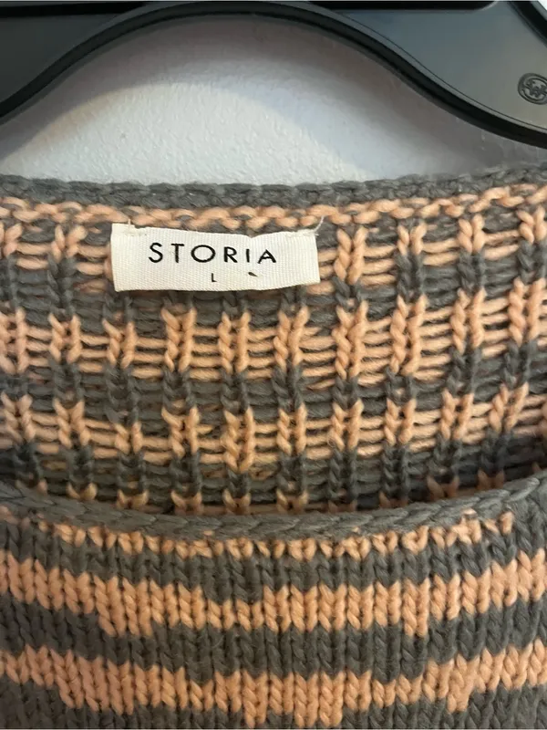 Storia Striped Fringe-Hem Cropped Sweater - Taupe & Gray - Image 3