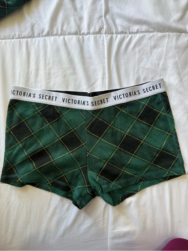 Victoria's Secret Green Argyle PJ Set with Black Trim - Image 5