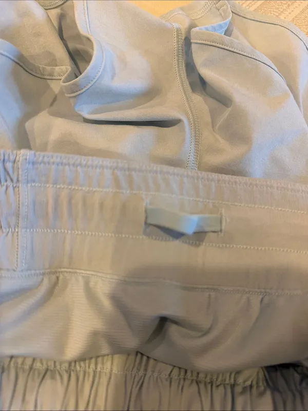 Lululemon Hotty Hot Shorts Low Rise 2.5” Pale Grey Size 2 - Image 7