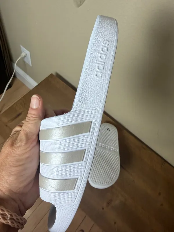 Adidas Adilette Aqua Slides in Cloud White and Platinum Metallic Size 7 - Image 6