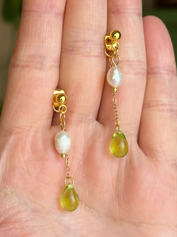 Handmade green mini teardrop Czech glass beads & freshwater pearls earrings💚 - Image 5