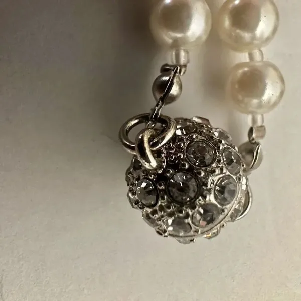 Faux pearl necklace with rhinestone magnetic clasp - Image 3