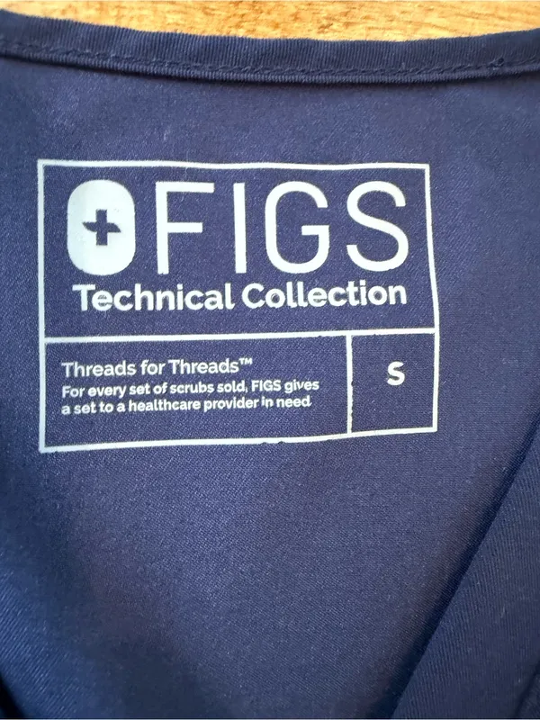 FIGS Women's V-Neck Short Sleeve Scrub Top in Navy Small - Image 2