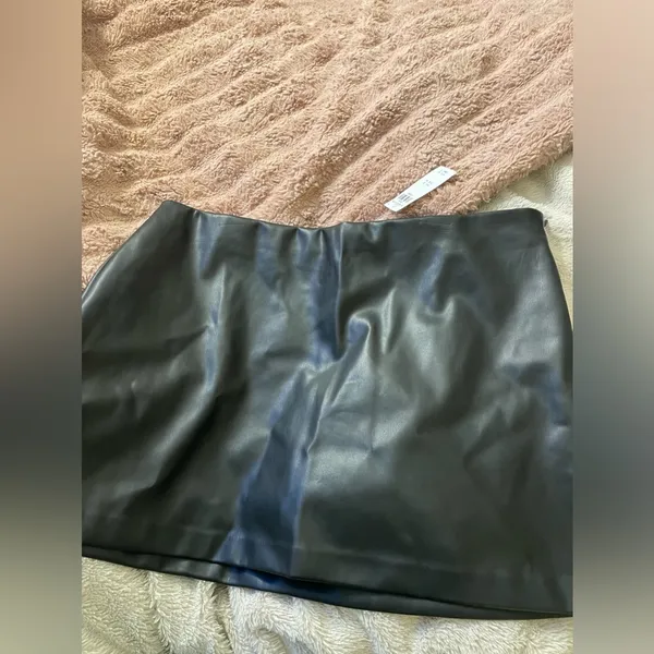 NWT Abercrombie & Fitch Vegan Leather Scarlett Mini Skort - Image 4