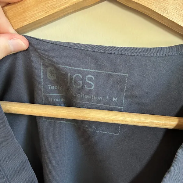 Figs casma gray scrubs top pockets women's size medium casual shirt nurse - Image 3