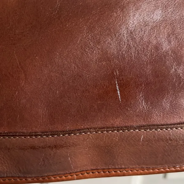 leather shoulder bag in brown. Definitely needs a good cleaning inside. - Image 4