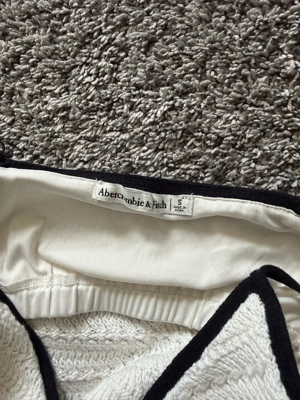 Abercrombie & Fitch White Cropped Knit Camisole with Black Trim - Image 2