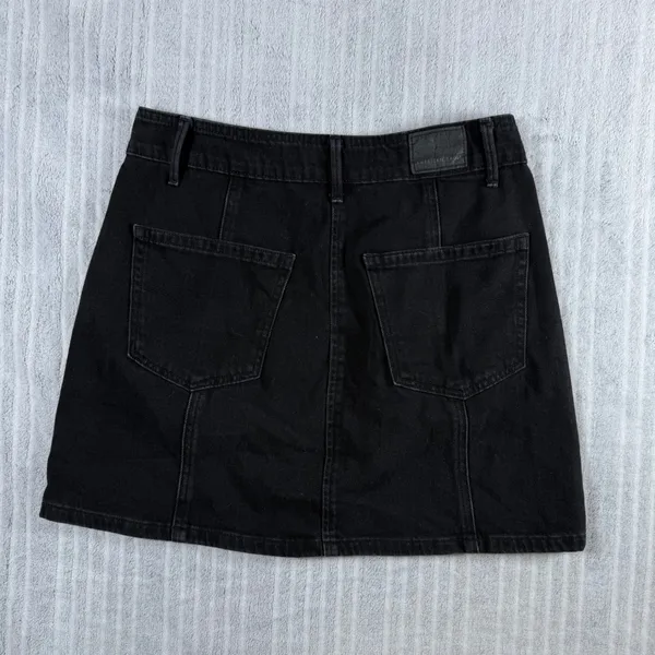 American Eagle Black Denim Button Front Mini Skirt Size 2 Casual Edgy Goth Emo - Image 4