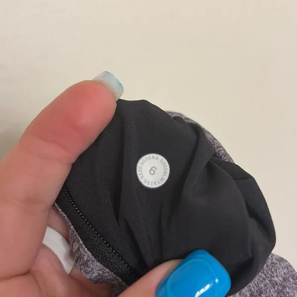 ✨Lululemon Tracker Sz 6 Short V *4"✨ - Image 11