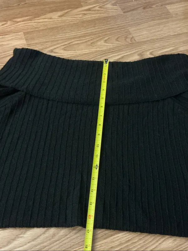 American Eagle Outfitters Ribbed Off-the-Shoulder Sweater Size Medium - Image 5