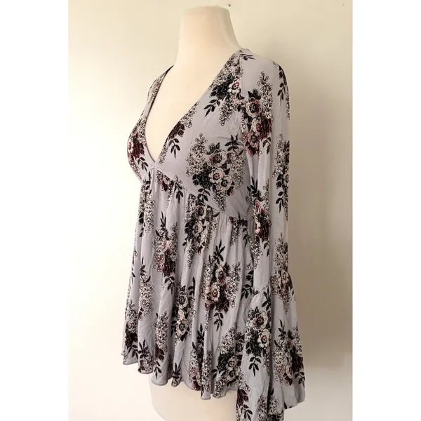 Free People Speak Easy Lavender Floral Deep V Neck Bell Sleeve Boho Tunic Top S - Image 3