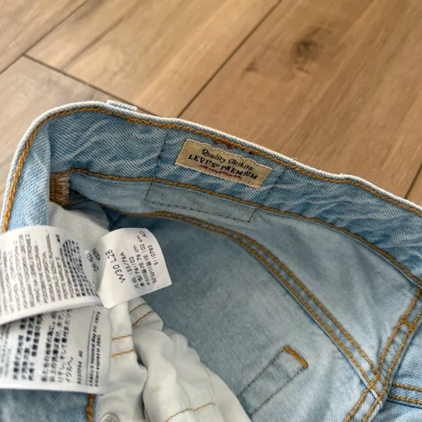 Levis 501 light wash denim straight jeans - Image 4