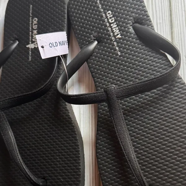 Old Navy Black Slim T Strap Flip Flops Low Heel Casual Style Sandals Sz 7 NWT - Image 3