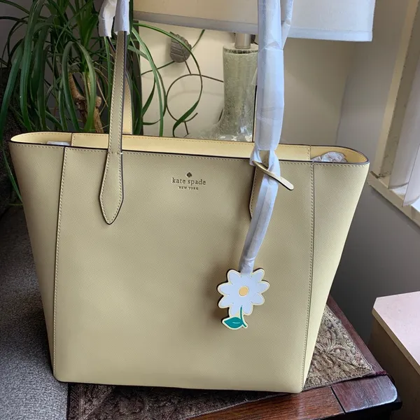 Authentic KATE SPADE Saffiano leather zip top Tote/Flower charm - Image 7