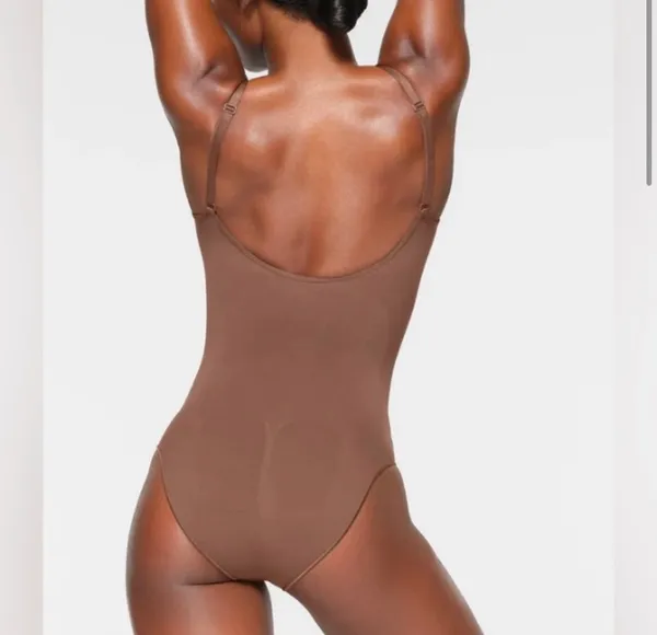SKIMS BOXED Sculpting Bodysuit M - Image 4