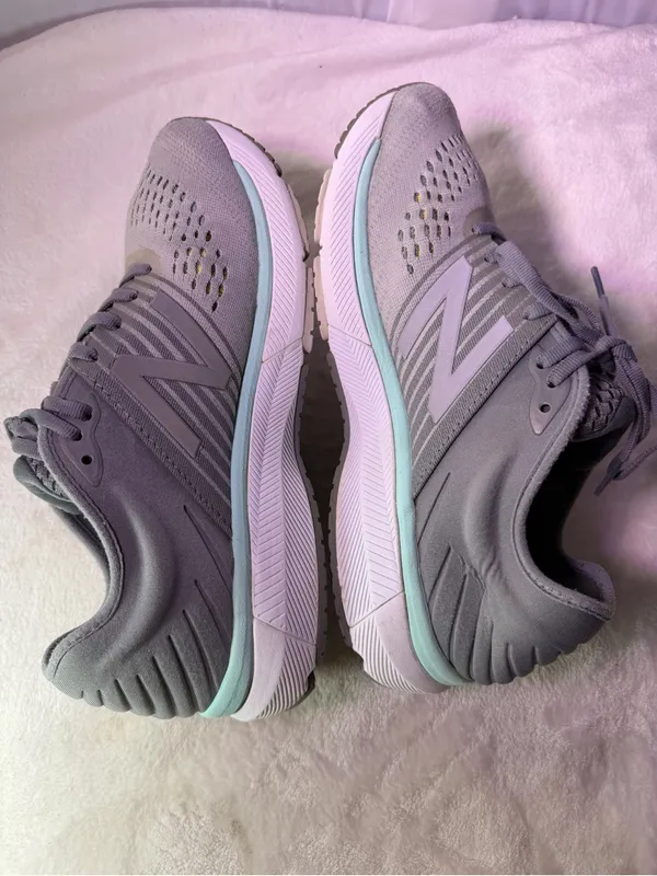 New Balance Women's Light Gray Running Sneakers with Mint Trim - Image 8