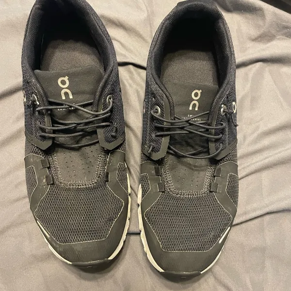 On Running women’s black Athletic running Shoes size 8.5 - Image 2