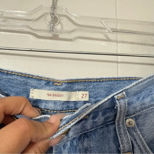 Levi’s ‘94 Baggy Jeans Women’s Size 27 High Rise Light Wash Distressed Straight - Image 4