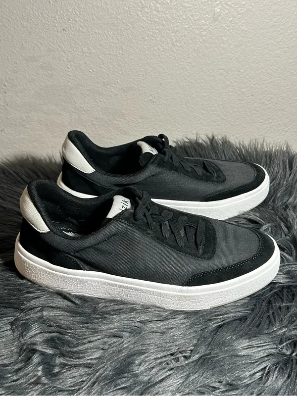 Kizik Prague Women’s Black Low-Top Casual Sneaker Size 9.5 - Image 4