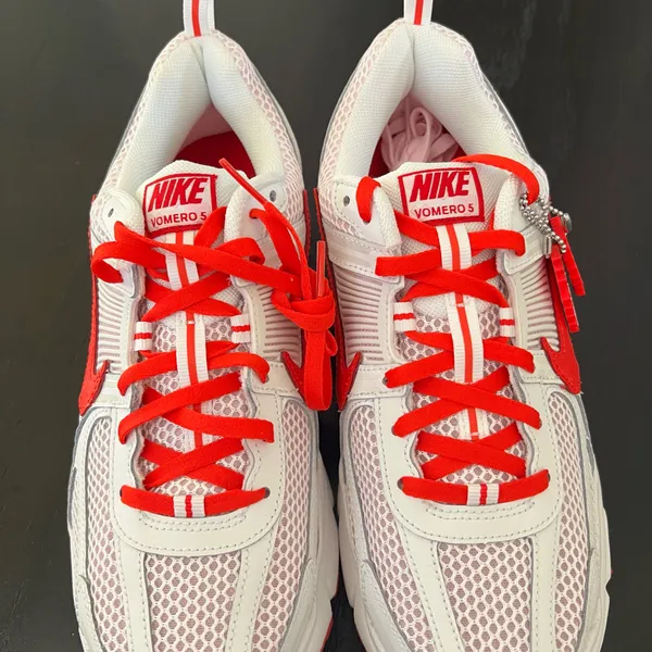New NIKE Vomero 5 GS 'Valentine's Day 2025' - Image 5