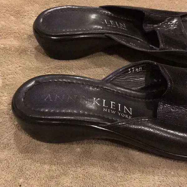 Anne Klein’s Black Leather Slip On Sandals - Image 5