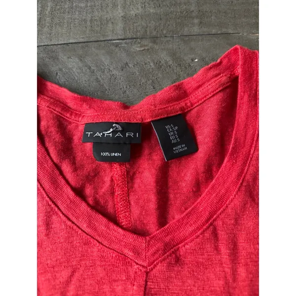 Tahari women's red short‎ sleeve v neck tee size small - Image 2