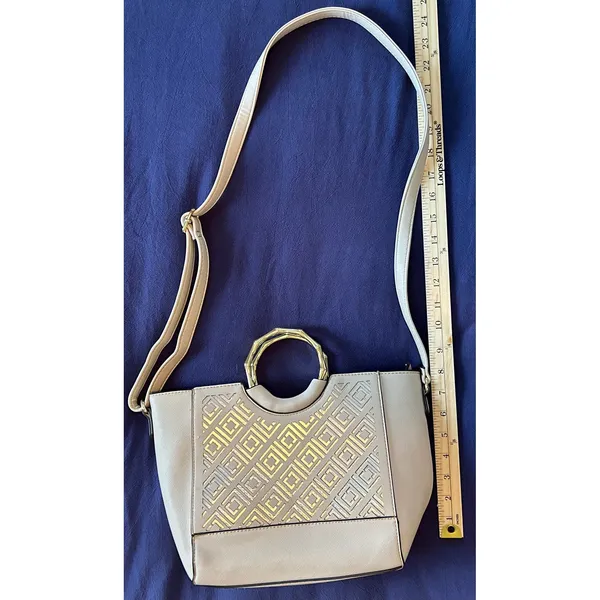 Liz Claiborne Beige Saffiano Crossbody Bag Bamboo Handle Geometric Metallic - Image 7