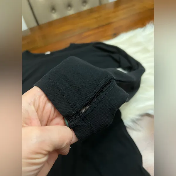 Lululemon Long Sleeve Black Top Size 4 Thumbholes Vent Detail - Image 2