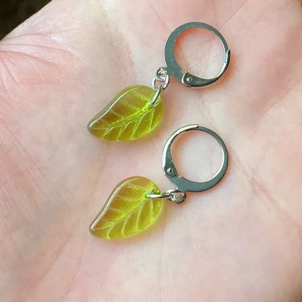 Handmade fairy forest vintage retro aesthetic style simple Czech glass leaf dangle earrings🍃💚 - Image 5