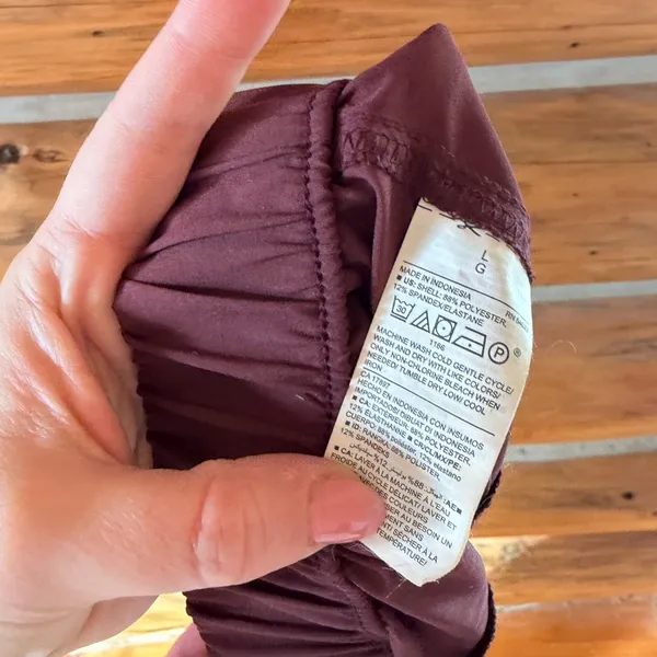Old Navy Stretch Tech Maroon Pants size Large - Image 6