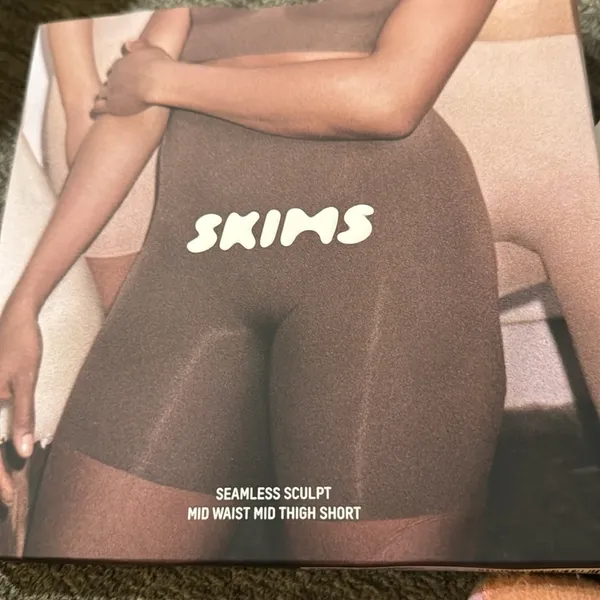 SKIMS New Shapewear Shorts MID THIGH‎ SHORT - Image 7
