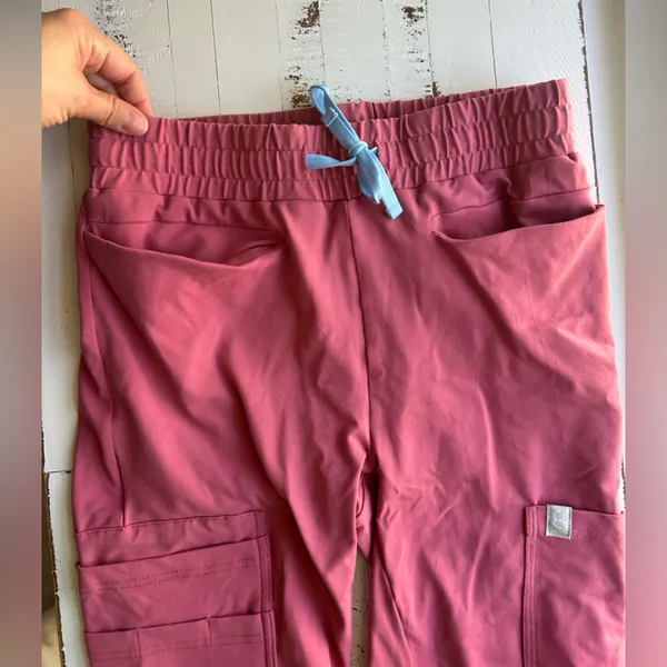 Scope scrubs set in pink- Thea 8 pocket jogger and Harry 1 pocket top - Image 8