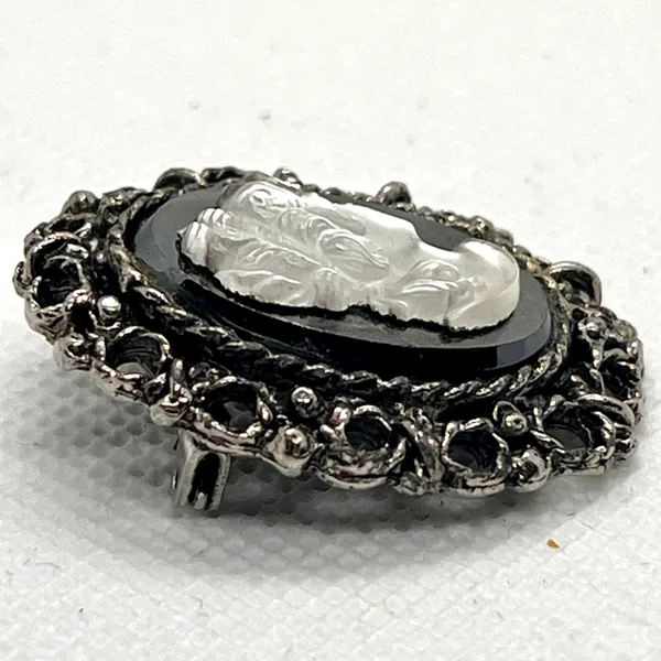 Vintage Black And White Art Glass Cameo Silver Tone Brooch Pin - Image 4