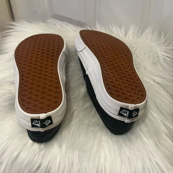 ⸻ Descripción (en inglés): Vans Classic Slip-On – Unisex Size 7 Men / 8.5 Women - Image 4