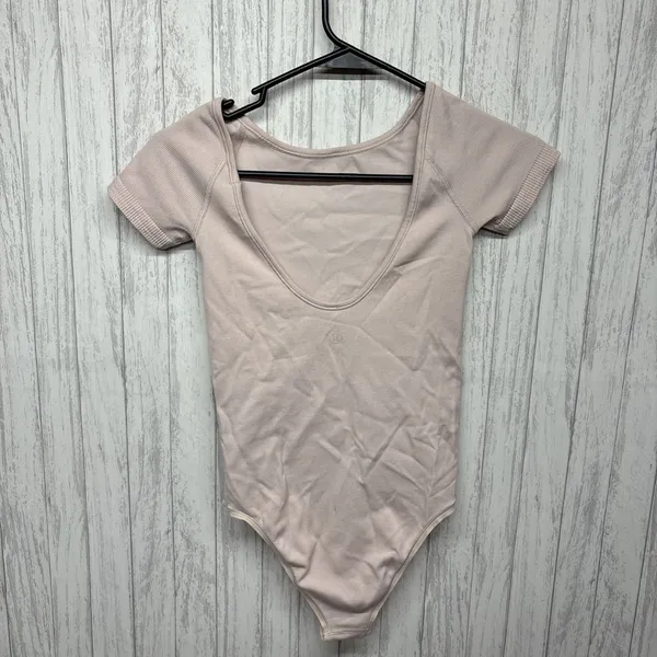 Womens Size 4 Lululemon Pink Body Suit EUC - Image 2