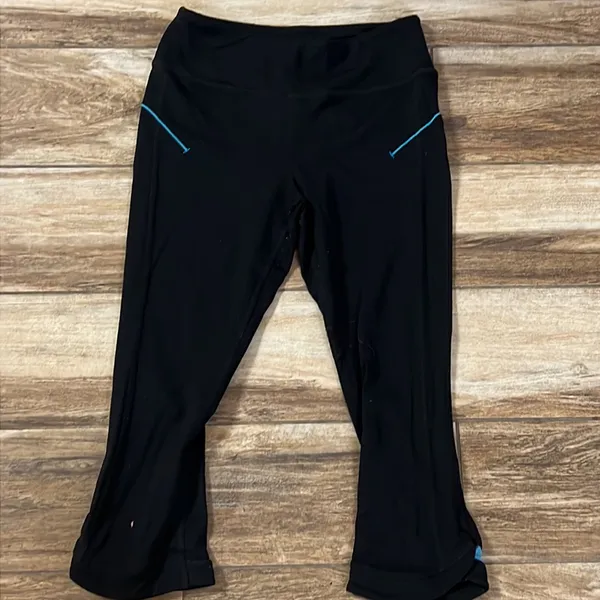 Alo yoga black capri leggings - Image 2