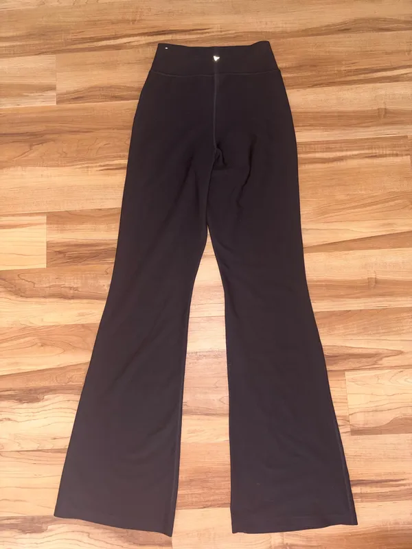 Old Navy Active Extra High-Rise Flare Leggings - Image 3