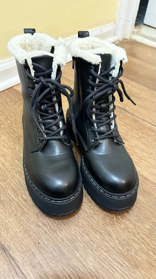 Steve Madden Women's faux Boots Size 5 - Image 3