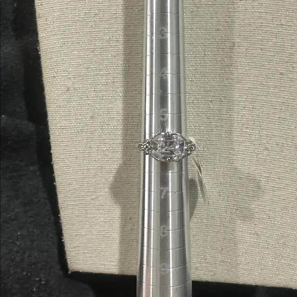 Elegant Silver Ring with Clear Gemstone Size 6 - Image 2